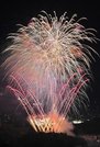 夜空を彩った飛騨高山市民花火大会のスターマイン＝１日午後７時５２分、高山市内（撮影・堀尚人）