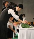 　戦没者追悼式で若い世代を代表して献花する遺族ら＝１５日午前、松山市