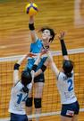 　筑波大―浜松　第３セット、スパイクを決める筑波大・大森＝Ａｓｕｅアリーナ大阪