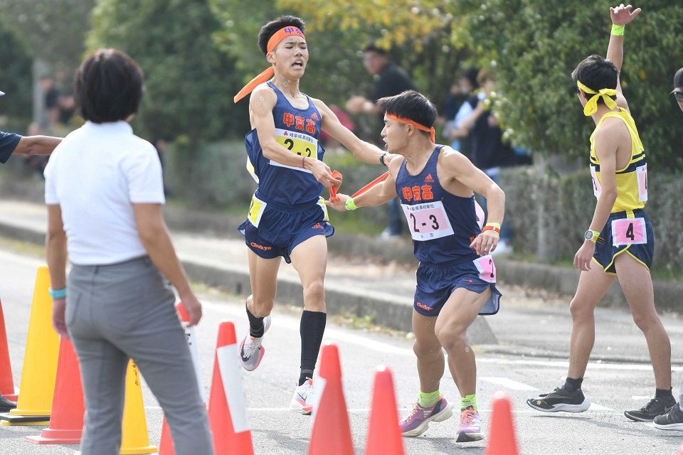 区間賞の走りで３区の山本昂輝（中央）にたすきをつなぐ中京２区の佐藤有季