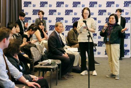 　ニューヨーク市立大の集会で話す被爆２世の韓正淳さん（右端）＝２７日、米ニューヨーク（共同）