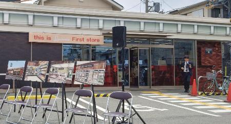 　６月１４日に開店５０年を迎えるコンビニ大手ローソンの１号店「ローソン桜塚店」＝１２日午前、大阪府豊中市