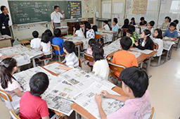 新聞を作るために大切なことを学ぶ４年生＝岐阜市加納大手町、岐阜大付属小学校