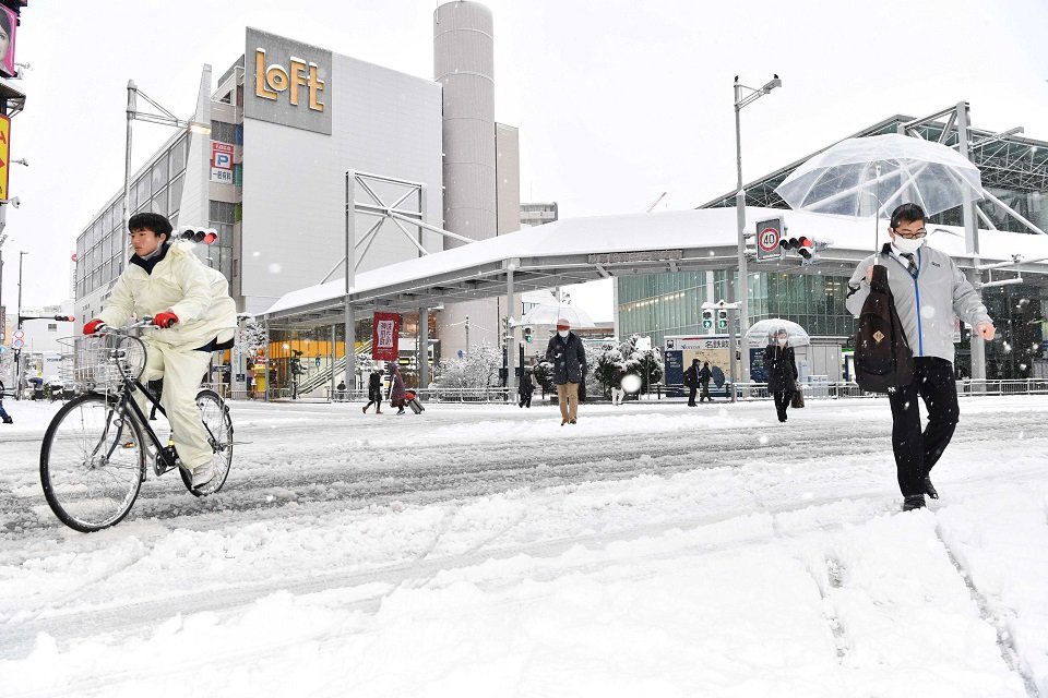 足元に注意しながらスクランブル交差点を横断する人たち＝２４日午前７時５１分、岐阜市神田町