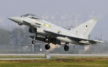 　英軍のタイフーン戦闘機＝２０１６年１１月、韓国の米空軍烏山基地（共同）