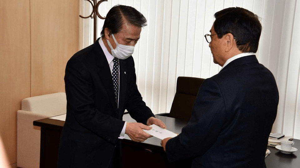 櫻井明議長へ辞職届を提出する小島英雄町長（左）＝２９日午前、岐阜県羽島郡岐南町役場