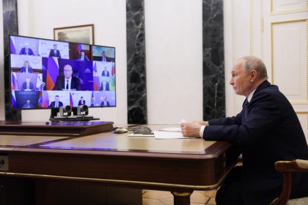 　８日、モスクワでオンライン政府会合を開くロシアのプーチン大統領（ロシア大統領府提供・タス＝共同）