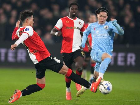 　フェイエノールト戦で攻め込むスパルタの三戸（右）。左はフェイエノールトの渡辺＝ロッテルダム（共同）