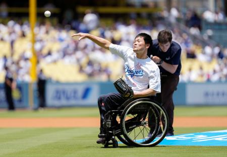 　ドジャース―オリオールズ戦で始球式を務める国枝慎吾さん＝ロサンゼルス（共同）