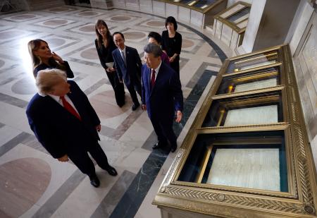　米ワシントンの国立公文書館を見学するトランプ大統領（手前左）と中国の習近平国家主席（同右）ら＝９月２５日（ゲッティ＝共同）