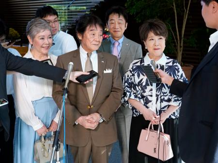 　高市首相と面会後、記者団の取材に応じる歌手の川中美幸さん（右）。中央は日本歌手協会会長の田辺靖雄さん＝２４日午後、首相官邸