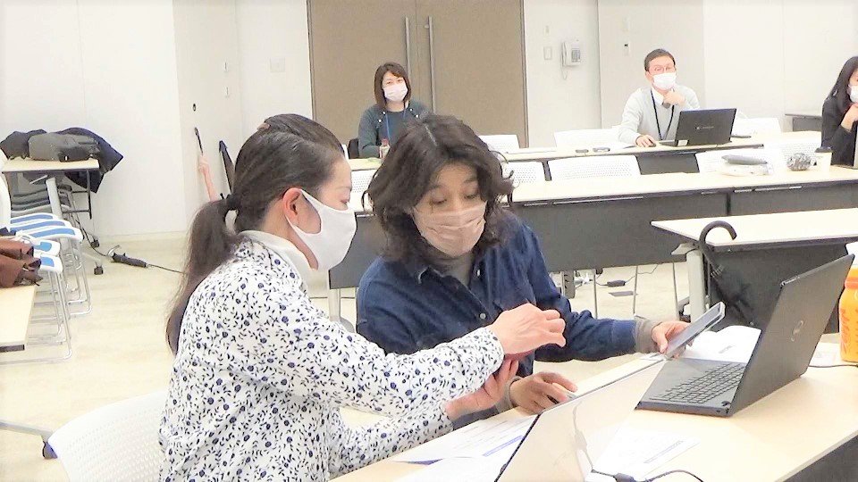 制作したオンラインショップをスマホで互いに確認し合う参加者＝岐阜県庁