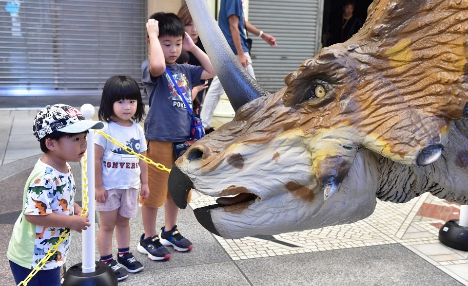スティラコサウルスを見つめる子どもたち＝岐阜市柳ヶ瀬通