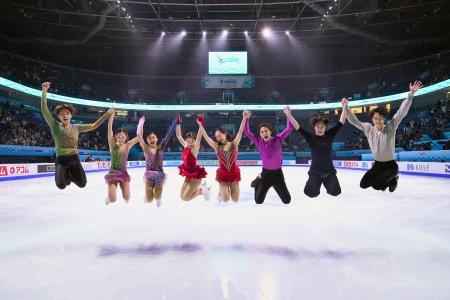 　エキシビションを終え、撮影に応じる（左から）森口澄士、長岡柚奈、千葉百音、中井亜美、青木祐奈、友野一希、三浦佳生、山本草太＝北京（共同）