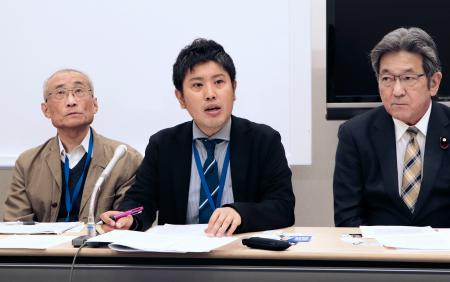 　調査結果について説明するＮＰＯ法人「全国言友会連絡協議会」の斉藤圭祐理事長（中央）＝４月、国会