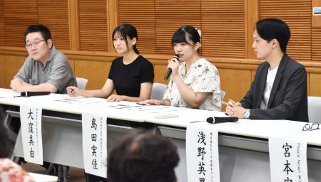 　被団協結成７０年を記念したシンポジウムで討論する大学生ら＝１９日午後、東京都杉並区