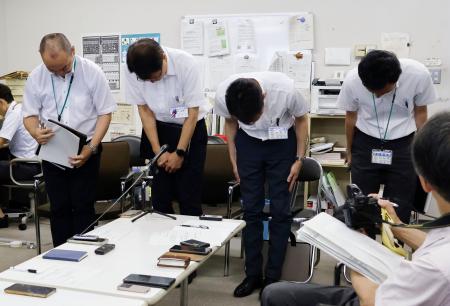 　教諭の逮捕を受け、記者会見で謝罪する埼玉県所沢市教育委員会の担当者ら＝２日午後、所沢市