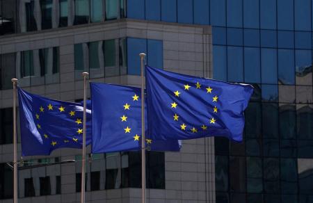 　ＥＵの旗が掲げられたＥＵ欧州委員会の本部＝４月、ブリュッセル（ロイター＝共同）