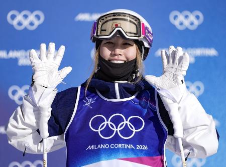 　ミラノ五輪の女子モーグル決勝１回目を終え、笑顔を見せる柳本理乃＝１１日、リビーニョ（共同）