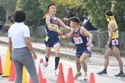 区間賞の走りで３区の山本昂輝（中央）にたすきをつなぐ中京２区の佐藤有季