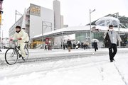 足元に注意しながらスクランブル交差点を横断する人たち＝２４日午前７時５１分、岐阜市神田町