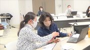 制作したオンラインショップをスマホで互いに確認し合う参加者＝岐阜県庁