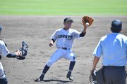 天理×中京＝５回裏２死、投ゴロをさばく中京の２番手清水隆＝明石トーカロ球場