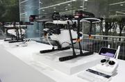 　中国メーカーのショールームに展示された農薬散布用ドローン＝２０１８年、中国・深☆（土ヘンに川）（共同）