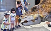 スティラコサウルスを見つめる子どもたち＝岐阜市柳ヶ瀬通