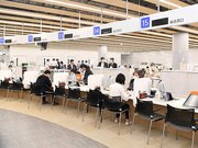 開庁した新庁舎の総合窓口＝岐阜市役所