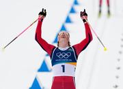 　男子５０キロクラシカル　両手を挙げゴールするノルウェーのヨハンネスヘスフロト・クレボ。全６種目制覇を達成した＝テーゼロ（共同）