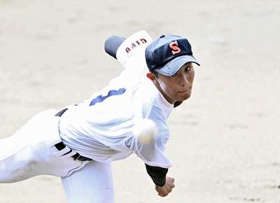 県岐阜商×岐阜聖徳＝５回裏、力投する岐阜聖徳のエース松井＝長良川