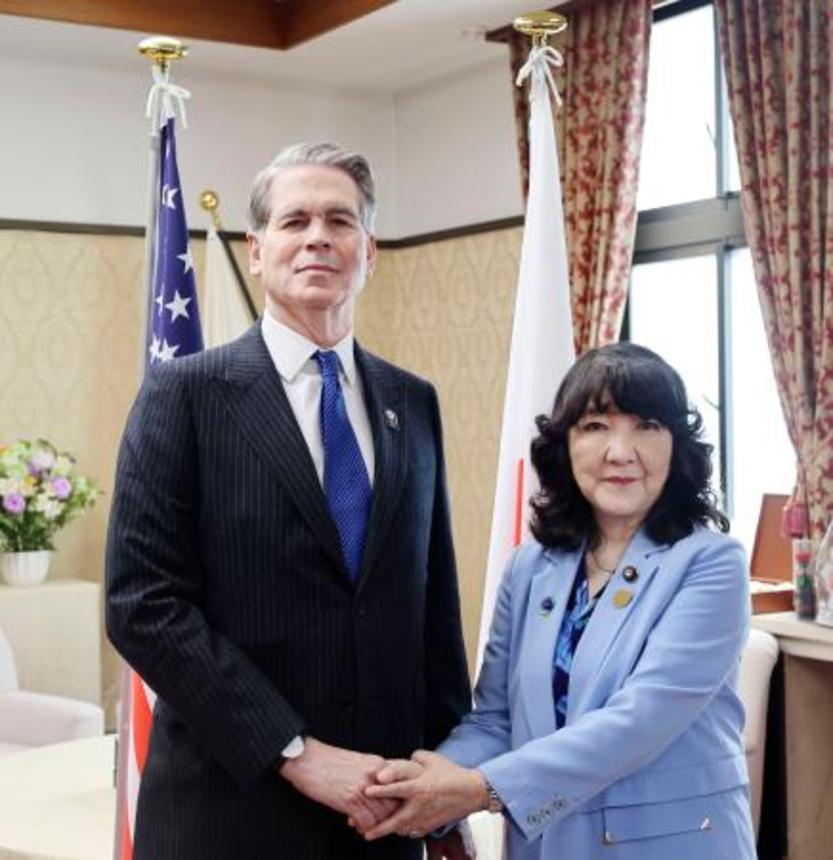 　ベセント米財務長官（左）と握手する片山財務相＝１２日午前、財務省（同省提供）