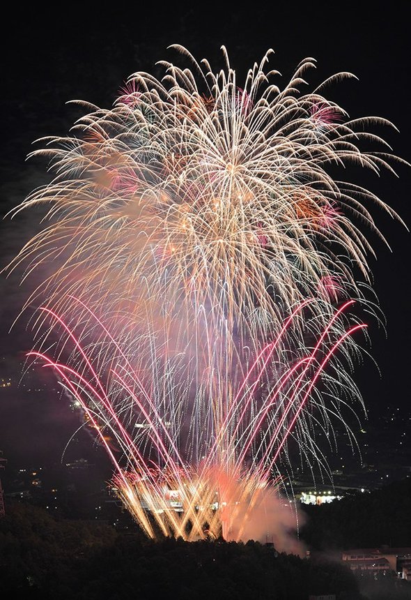 夜空を彩った飛騨高山市民花火大会のスターマイン＝１日午後７時５２分、高山市内（撮影・堀尚人）