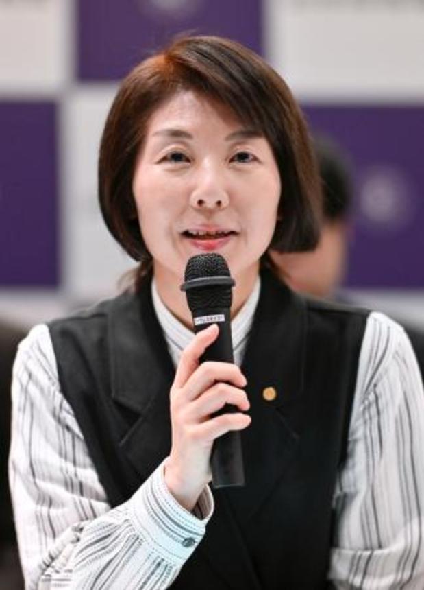 　女性として初めて日本将棋連盟会長となり、記者会見する清水市代女流七段＝６日夜、東京都渋谷区の将棋会館