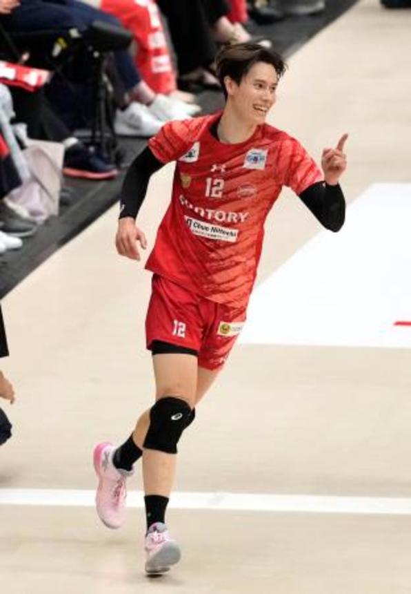 　サントリー―大阪Ｂ　第２セット、スパイクを決め笑顔のサントリー・高橋藍＝横浜アリーナ