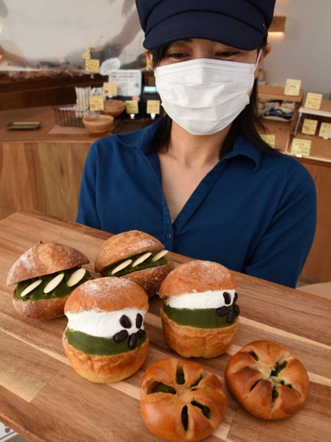 大垣産の緑茶あんを使って期間限定で販売されている３種類のパン＝大垣市築捨町、ベーカリーツキアカリ