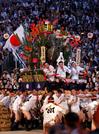 　博多祇園山笠の「追い山笠」で、櫛田神社の境内を駆け抜ける「西流」の舁き山笠＝１５日早朝、福岡市
