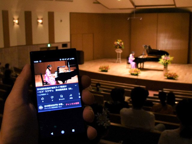 日本昭和音楽村が始めたユーチューブでの無料ライブ配信。遠方でもリアルタイムに上演を楽しめる＝大垣市上石津町下山、日本昭和音楽村「水嶺湖ホール」
