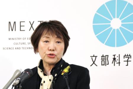 　閣議後に記者会見する阿部文科相＝１日午前、文科省