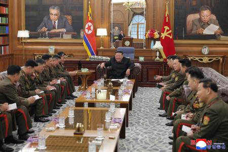 　北朝鮮・平壌の朝鮮労働党中央委員会本部庁舎で、金正恩党総書記（中央）と面会する軍の指揮官たち＝２０日（朝鮮中央通信＝共同）