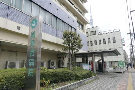 　「赤ちゃんポスト」を設置した賛育会病院＝３月、東京都墨田区
