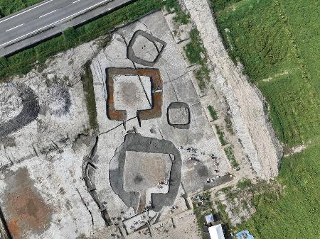 　滋賀県守山市の笠原南遺跡で見つかった２基の前方後方形の周溝墓。上が北側（滋賀県文化財保護協会提供）