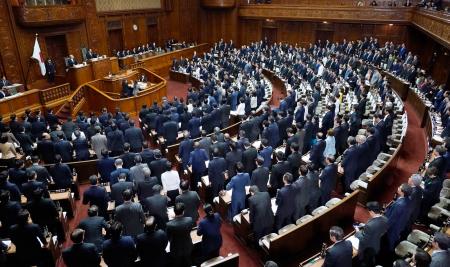 　刑事訴訟法などの改正案を可決した衆院本会議＝１８日午後