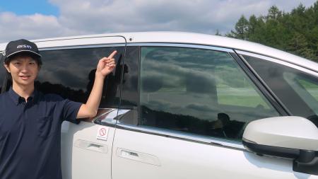 　ユーザーの動きを検知する車載カメラを指さすアイシンの担当者＝８月、北海道豊頃町