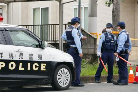 　事件があった住宅付近を警戒する警察官＝６日午前、群馬県伊勢崎市