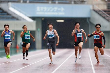 　男子２００メートルで力走する山田真樹（中央）＝熊谷スポーツ文化公園陸上競技場