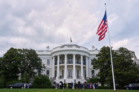 　米ホワイトハウスの南庭に新たに設置された旗ざお＝１８日、ワシントン（ＡＰ＝共同）