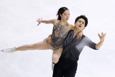 　ペアフリー　演技する三浦璃来（左）、木原龍一組＝アンジェ（共同）
