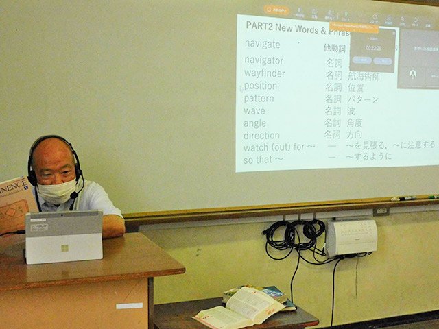 オンラインで授業を行う恵那高校の教員＝恵那市大井町